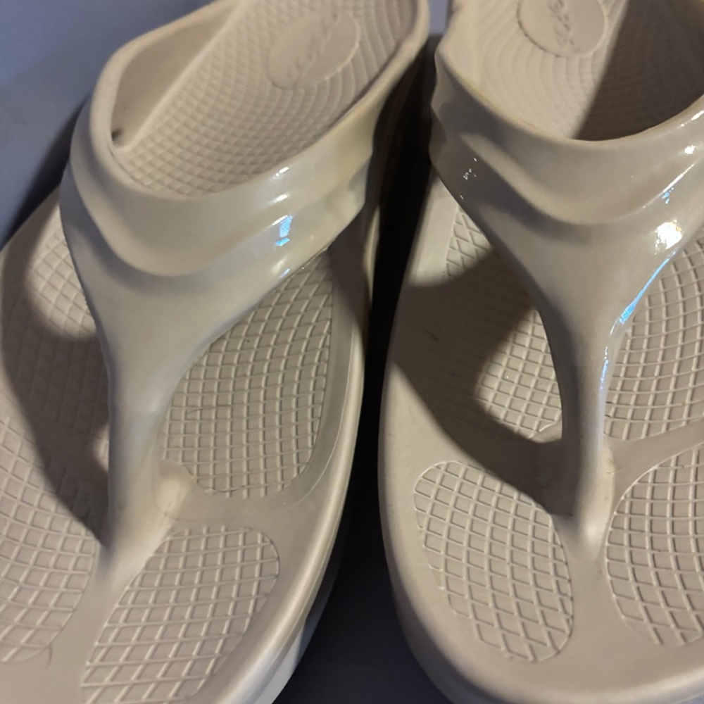 Oofos Women's Cream Athletic Sandals - Picture 5 of 6